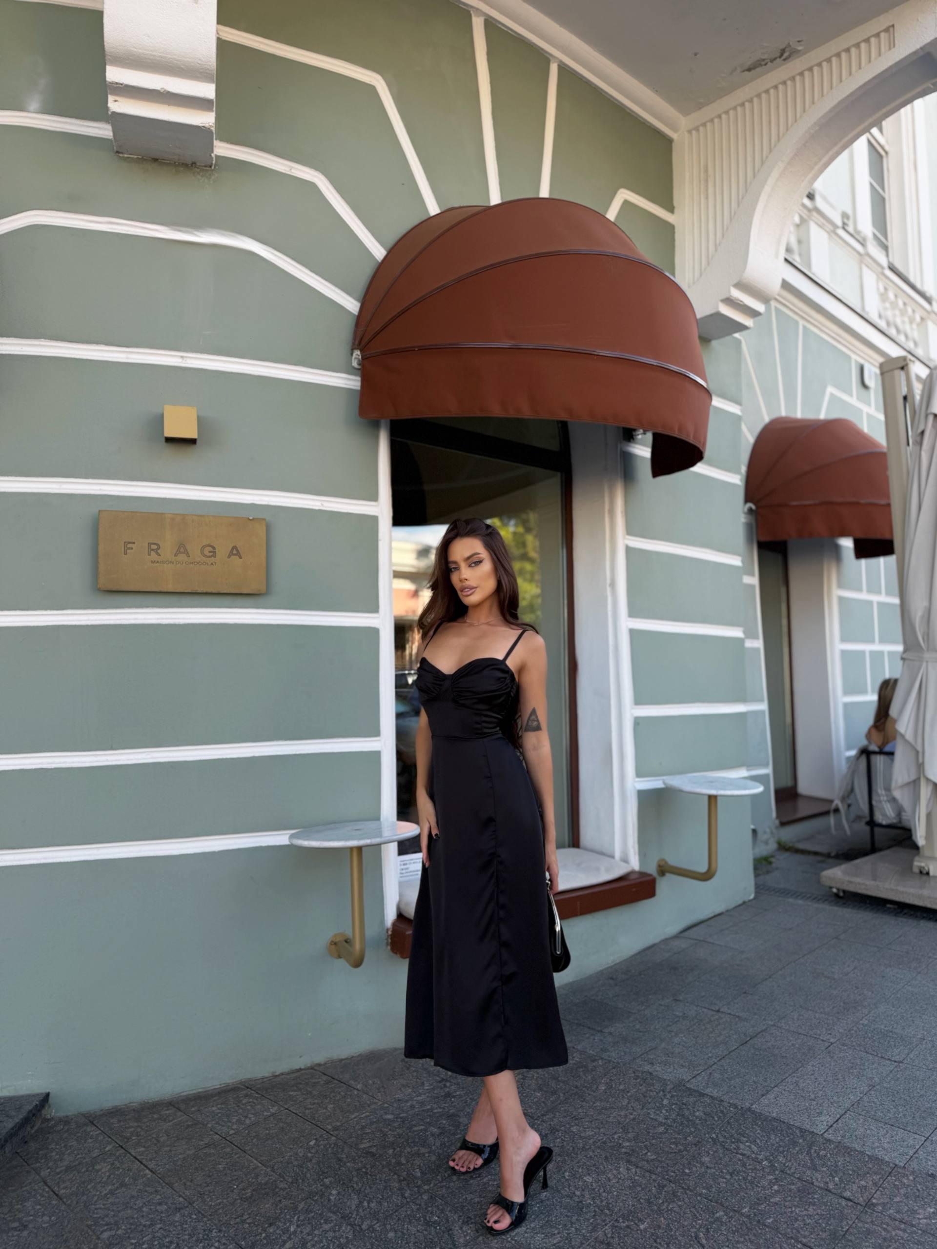 Шовкова сукня міді на бретелях